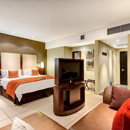 Protea Hotel By Marriott Transit O.R. Tambo Airport Kempton Park Exterior foto