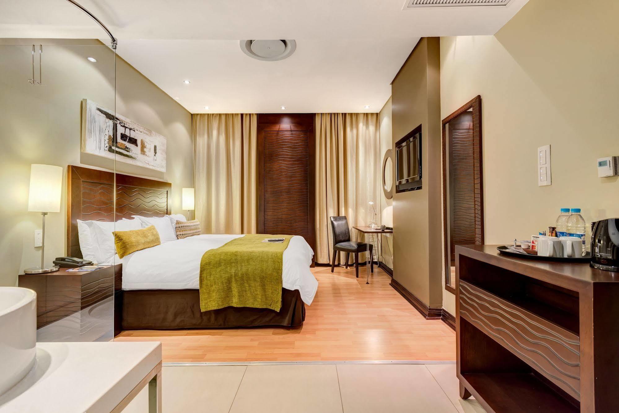 Protea Hotel By Marriott Transit O.R. Tambo Airport Kempton Park Exterior foto
