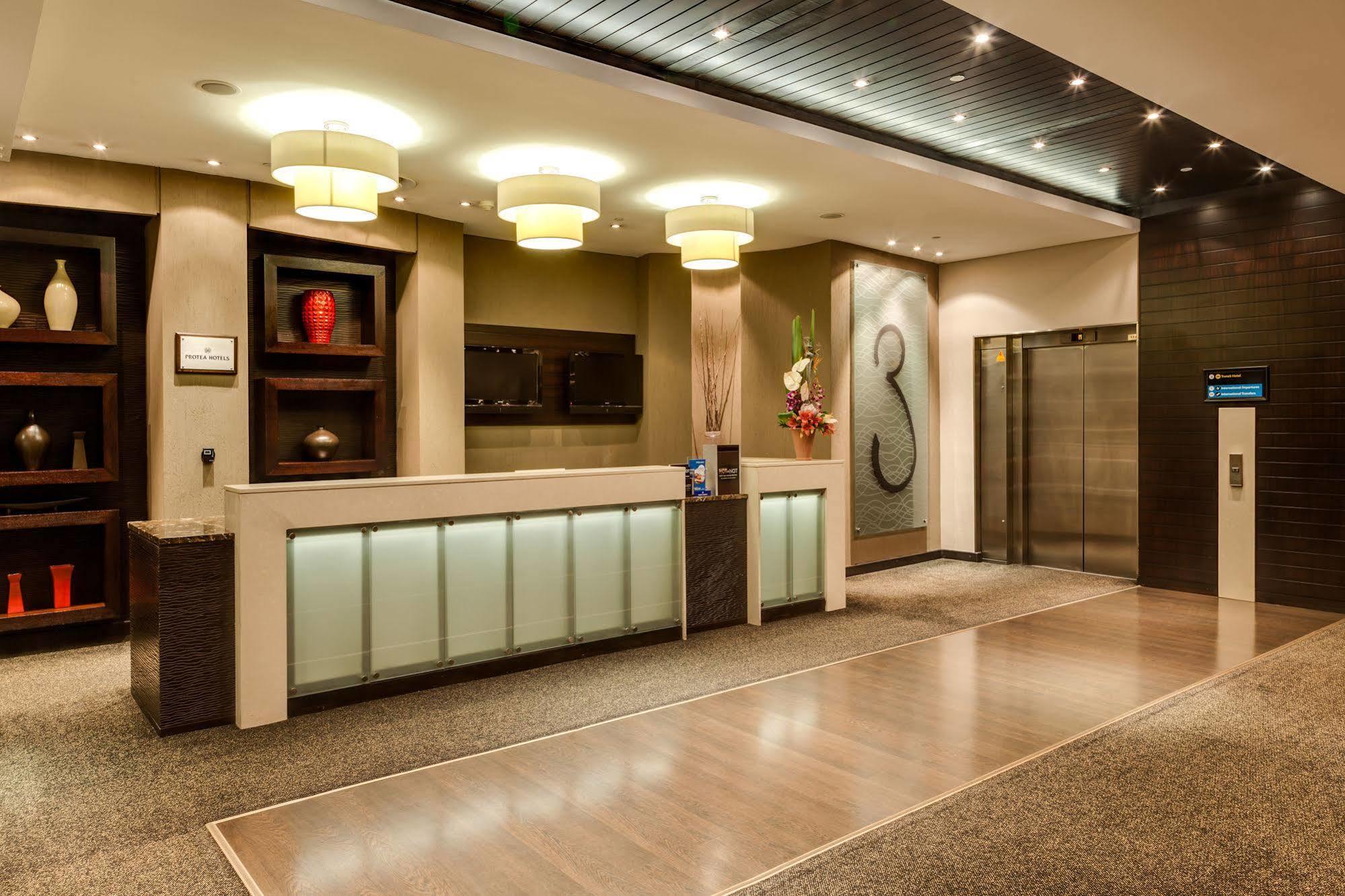 Protea Hotel By Marriott Transit O.R. Tambo Airport Kempton Park Exterior foto