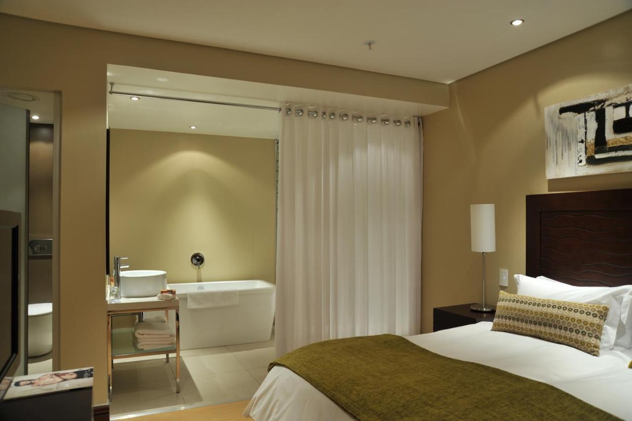 Protea Hotel By Marriott Transit O.R. Tambo Airport Kempton Park Exterior foto